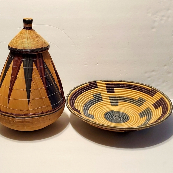 African Rwandan Tutsi Lidded Basket Hand Woven Basket with Geometric Design - Picture 10 of 11